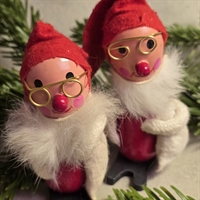 julemaend-med-saekke-skaeg-briller-fjedre-hoved-vipper-genbrugs-julepynt